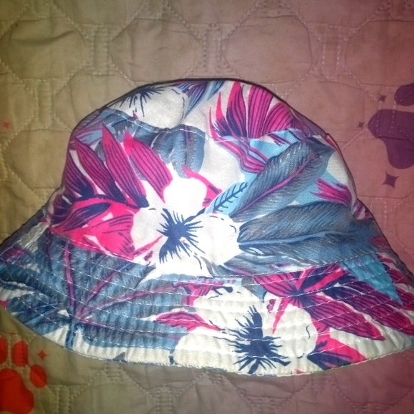 Reversible Hawaiian Style Bucket Hat Like New - Picture 2 of 3